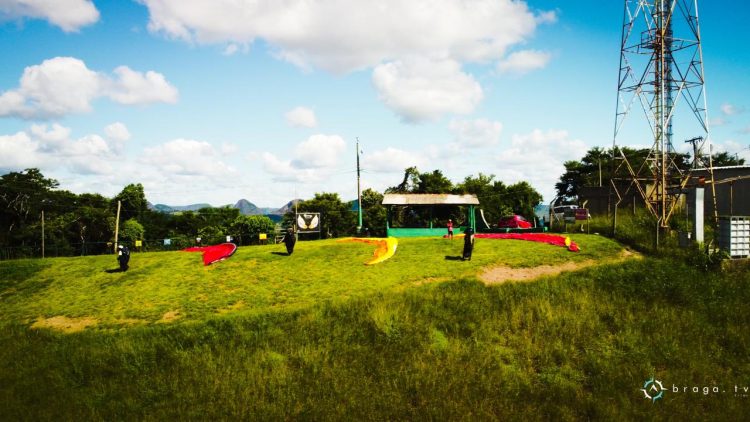 Turismo: Prefeito João Rufino atende  esporte radical do voo livre e constrói um deck  na  torre da  Rampa Corujinha em Mantena 