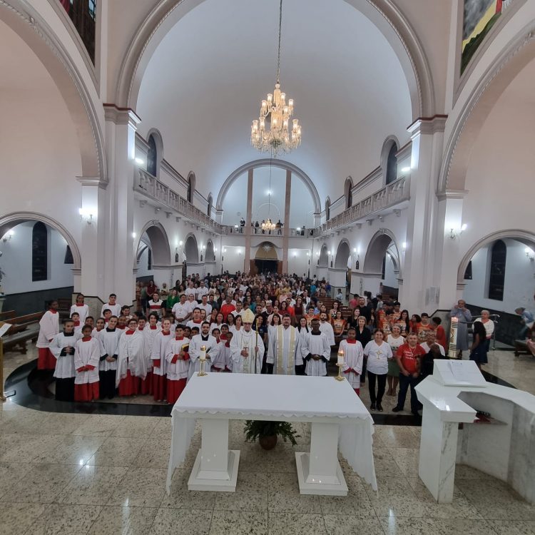 Exclusivo: Veja como foi a  visita pastoral do Bispo  Dom Messias à Paróquia Santo Antônio em Mantena