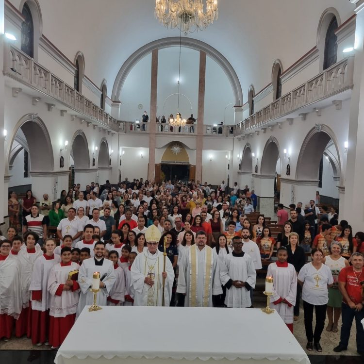Exclusivo: Veja como foi a  visita pastoral do Bispo  Dom Messias à Paróquia Santo Antônio em Mantena