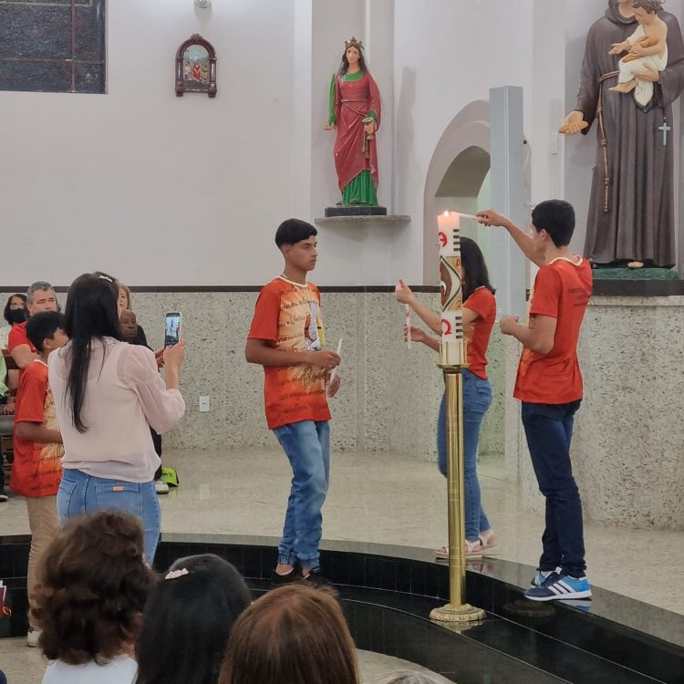 Exclusivo: Veja como foi a  visita pastoral do Bispo  Dom Messias à Paróquia Santo Antônio em Mantena