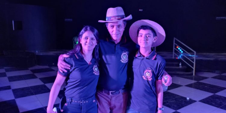 Show, cavalgada, jantar, desfile de carro de boi e  veículos antigos…Empresário faz aniversário e quem ganha a Festa  é o povo de Itabirinha, veja como foi …