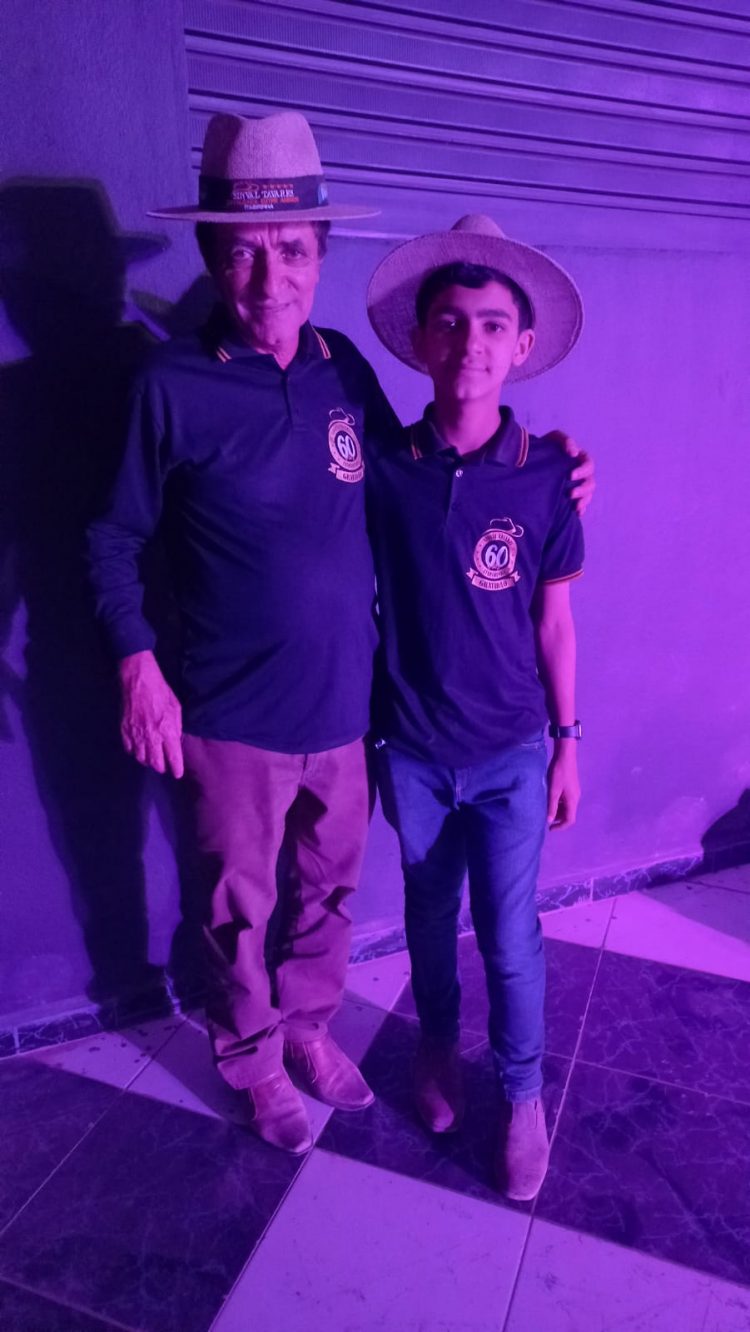 Show, cavalgada, jantar, desfile de carro de boi e  veículos antigos…Empresário faz aniversário e quem ganha a Festa  é o povo de Itabirinha, veja como foi …