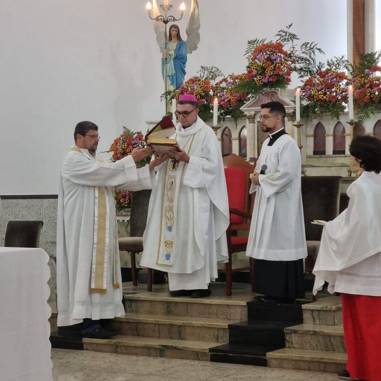 Exclusivo: Veja como foi a  visita pastoral do Bispo  Dom Messias à Paróquia Santo Antônio em Mantena