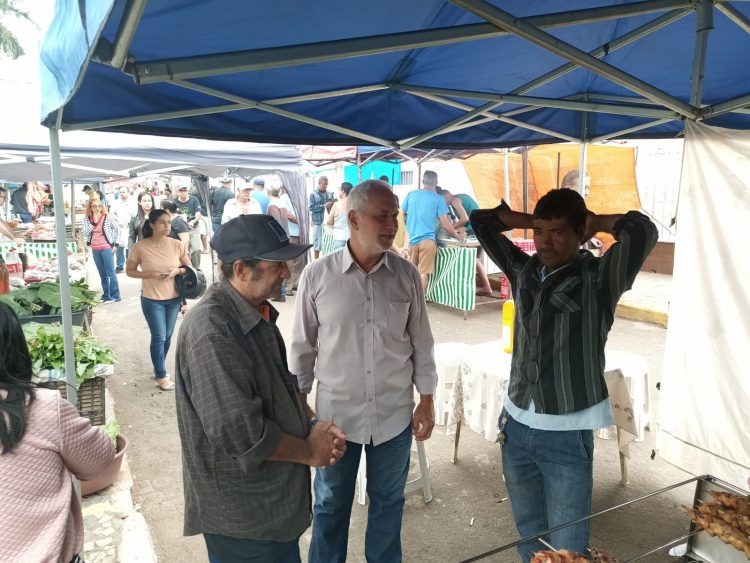 Em campanha Professor Wanderley visita a Feira Livre  de Mantena