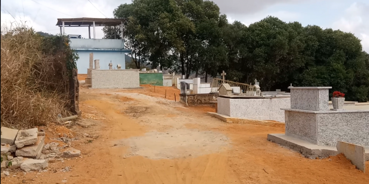 O povo quer saber? O que acontece  que  há mais de oito anos  o muro do cemitério de Vila Nova não  é construído em Mantena?