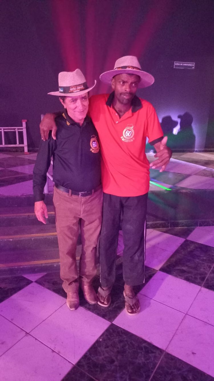 Show, cavalgada, jantar, desfile de carro de boi e  veículos antigos…Empresário faz aniversário e quem ganha a Festa  é o povo de Itabirinha, veja como foi …