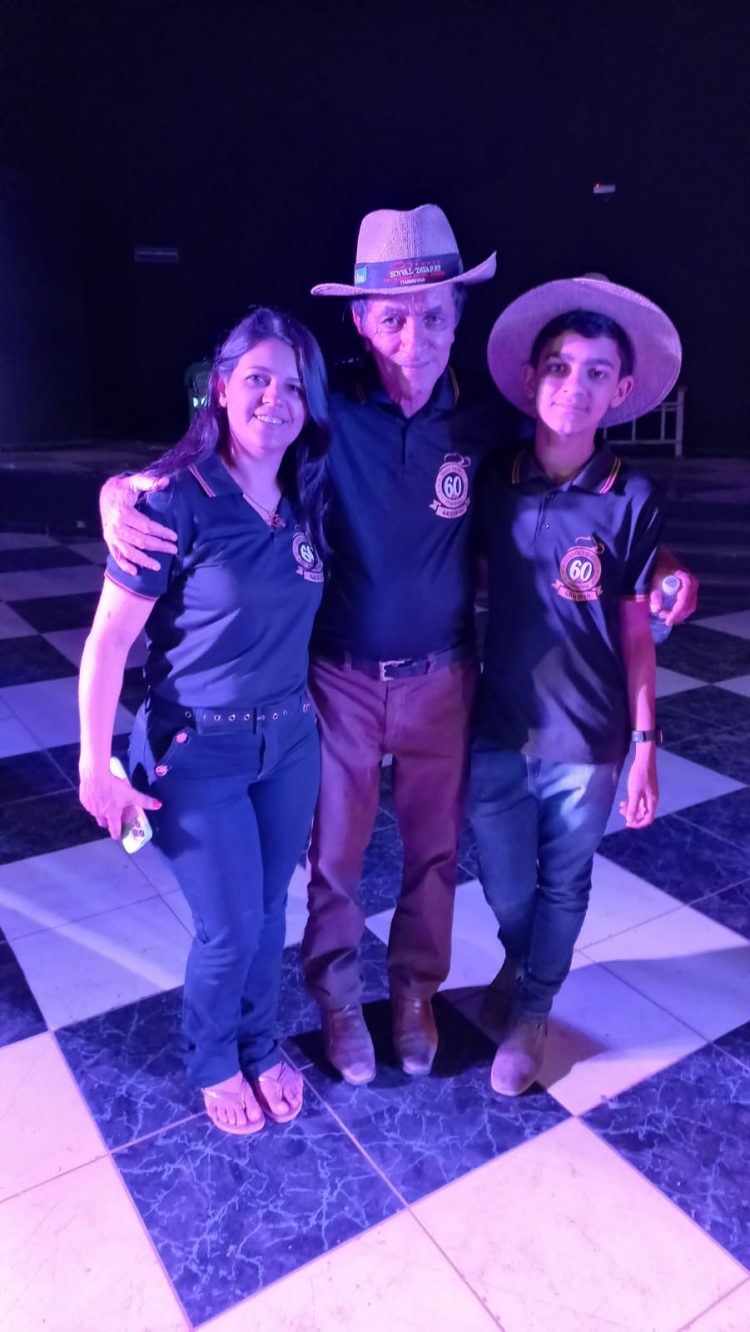 Show, cavalgada, jantar, desfile de carro de boi e  veículos antigos…Empresário faz aniversário e quem ganha a Festa  é o povo de Itabirinha, veja como foi …