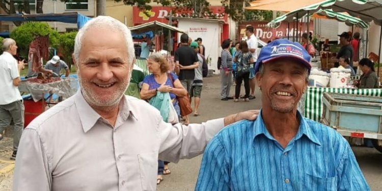 Em campanha Professor Wanderley visita a Feira Livre  de Mantena