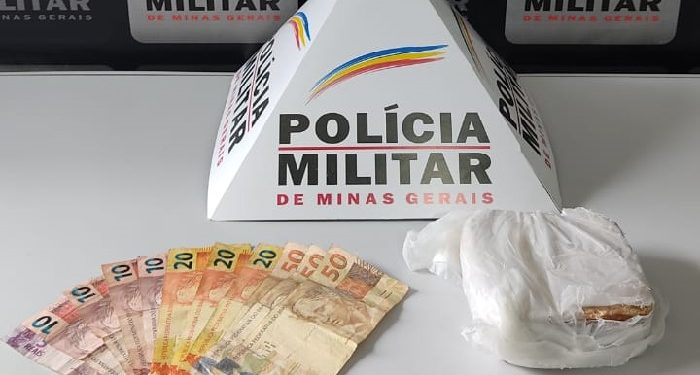 Denúncia Anônima: PM prende casal por tráfico e associação com meio quilo de crack no bairro Prefeito Joel Garcia em Mantena 