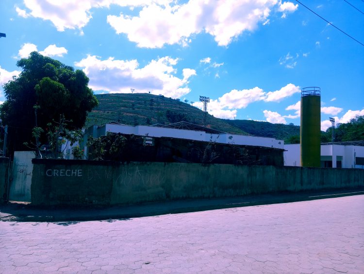 Aperte 40 e depois confirme: 250 crianças esperam há 6 anos pelo término das obras da Creche, promessa de campanha em Mantena, veja o vídeo 