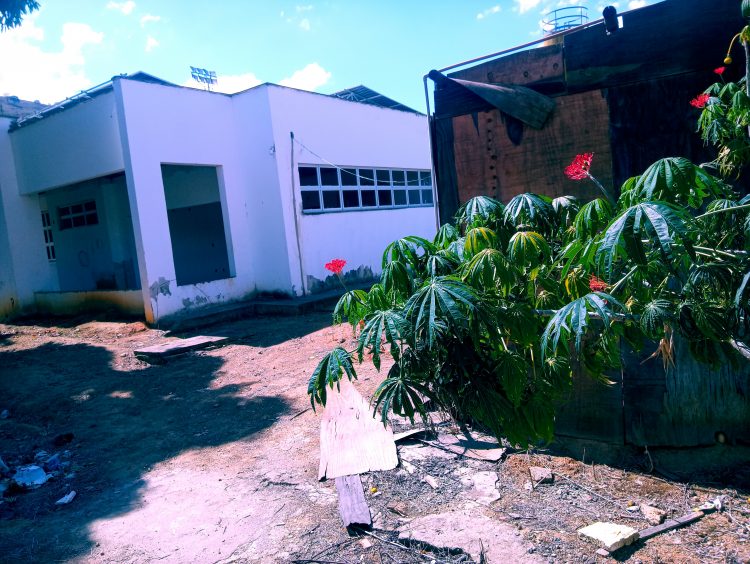 Aperte 40 e depois confirme: 250 crianças esperam há 6 anos pelo término das obras da Creche, promessa de campanha em Mantena, veja o vídeo 