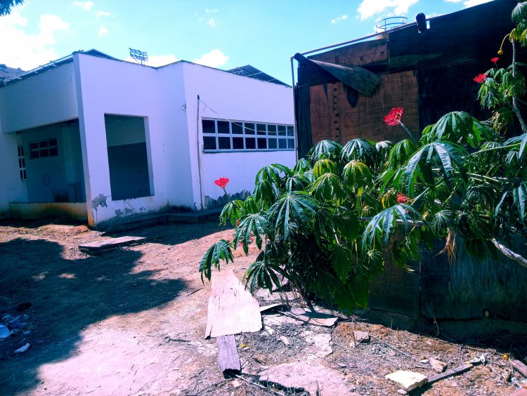 Aperte 40 e depois confirme: 250 crianças esperam há 6 anos pelo término das obras da Creche, promessa de campanha em Mantena, veja o vídeo 