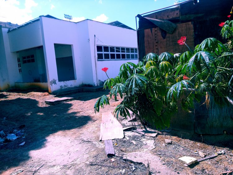 Aperte 40 e depois confirme: 250 crianças esperam há 6 anos pelo término das obras da Creche, promessa de campanha em Mantena, veja o vídeo 