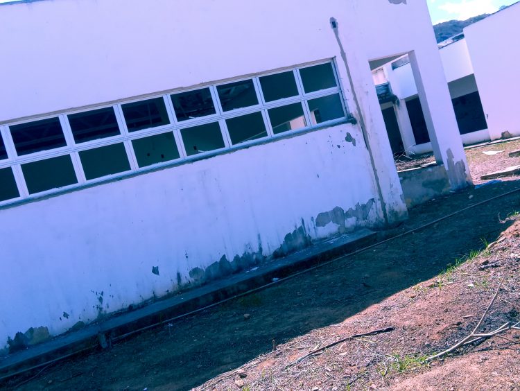 Aperte 40 e depois confirme: 250 crianças esperam há 6 anos pelo término das obras da Creche, promessa de campanha em Mantena, veja o vídeo 