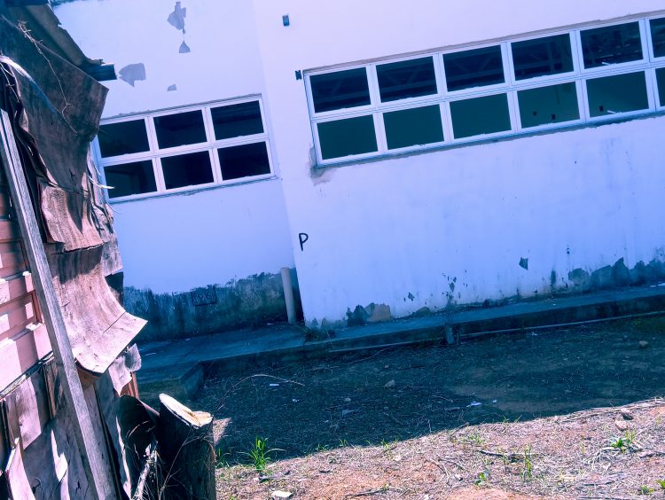 Aperte 40 e depois confirme: 250 crianças esperam há 6 anos pelo término das obras da Creche, promessa de campanha em Mantena, veja o vídeo 