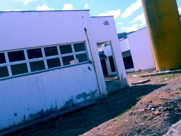 Aperte 40 e depois confirme: 250 crianças esperam há 6 anos pelo término das obras da Creche, promessa de campanha em Mantena, veja o vídeo 