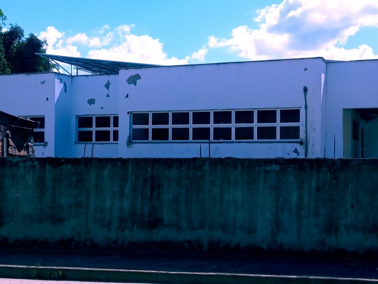 Aperte 40 e depois confirme: 250 crianças esperam há 6 anos pelo término das obras da Creche, promessa de campanha em Mantena, veja o vídeo 