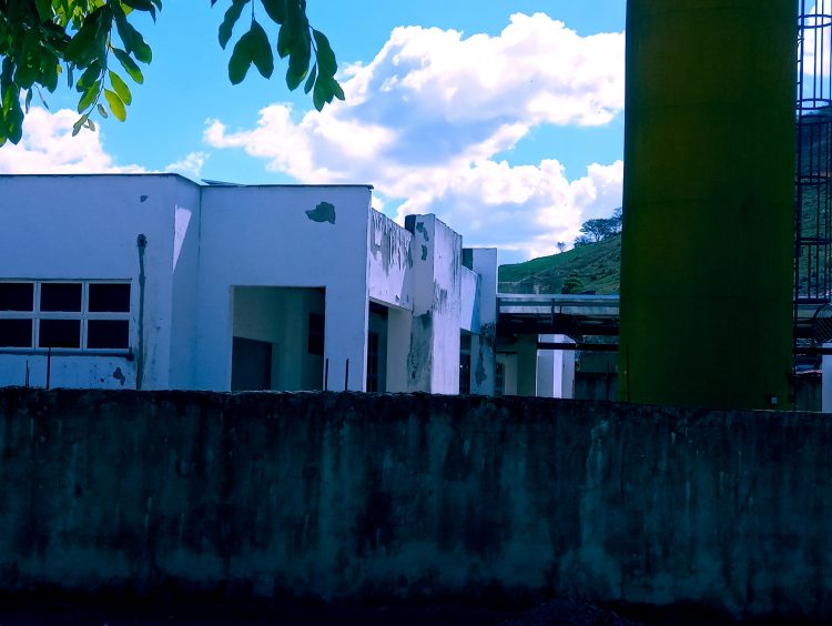 Aperte 40 e depois confirme: 250 crianças esperam há 6 anos pelo término das obras da Creche, promessa de campanha em Mantena, veja o vídeo 