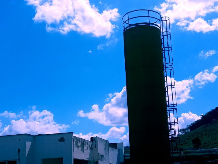 Aperte 40 e depois confirme: 250 crianças esperam há 6 anos pelo término das obras da Creche, promessa de campanha em Mantena, veja o vídeo 