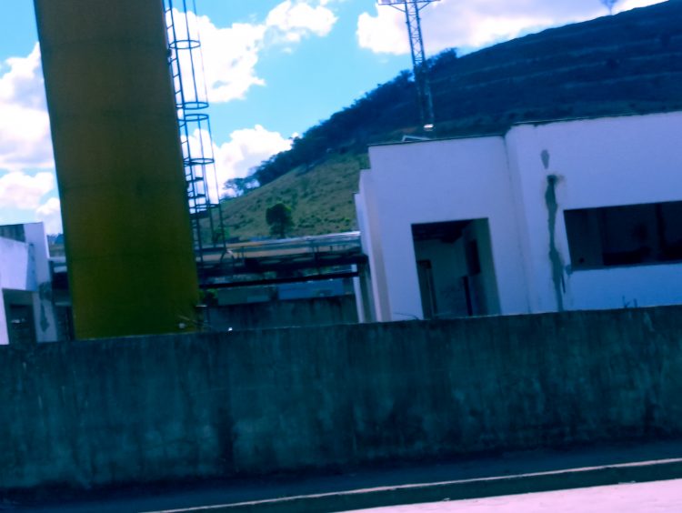 Aperte 40 e depois confirme: 250 crianças esperam há 6 anos pelo término das obras da Creche, promessa de campanha em Mantena, veja o vídeo 