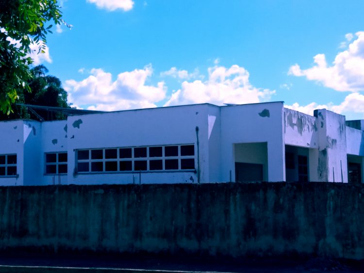 Aperte 40 e depois confirme: 250 crianças esperam há 6 anos pelo término das obras da Creche, promessa de campanha em Mantena, veja o vídeo 