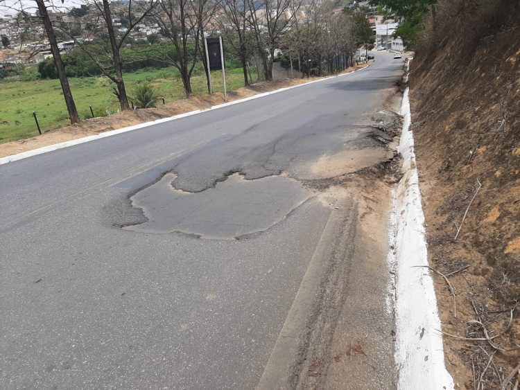 Imagem Da Semana: Buraco no Km 10 da MGC 381  no bairro Esplanada (na chegada de Mantena) faz motoristas desviarem podendo causar acidentes graves