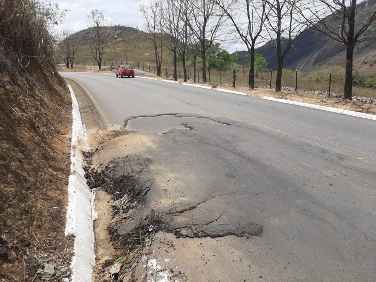 Imagem Da Semana: Buraco no Km 10 da MGC 381  no bairro Esplanada (na chegada de Mantena) faz motoristas desviarem podendo causar acidentes graves