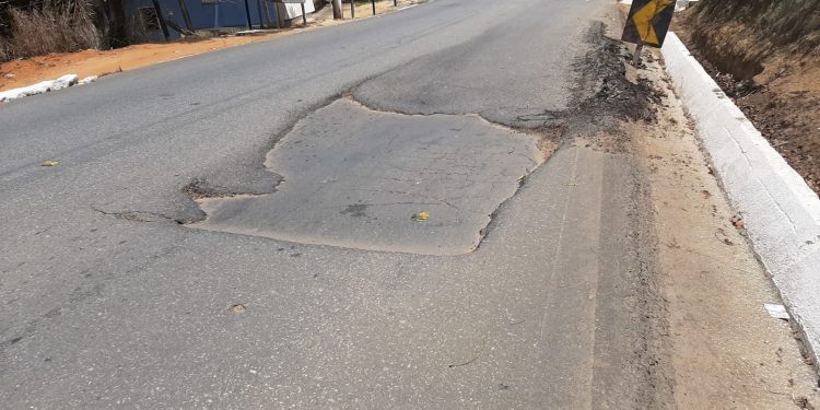 Imagem Da Semana: Buraco no Km 10 da MGC 381  no bairro Esplanada (na chegada de Mantena) faz motoristas desviarem podendo causar acidentes graves