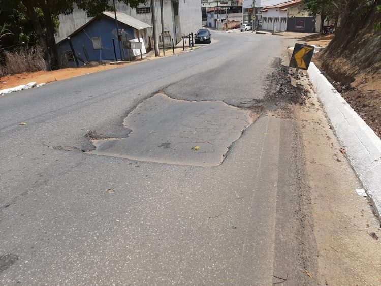 Imagem Da Semana: Buraco no Km 10 da MGC 381  no bairro Esplanada (na chegada de Mantena) faz motoristas desviarem podendo causar acidentes graves