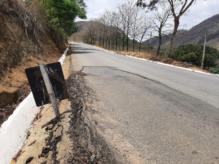 Imagem Da Semana: Buraco no Km 10 da MGC 381  no bairro Esplanada (na chegada de Mantena) faz motoristas desviarem podendo causar acidentes graves