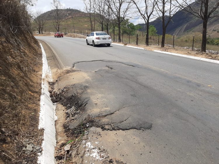 Imagem Da Semana: Buraco no Km 10 da MGC 381  no bairro Esplanada (na chegada de Mantena) faz motoristas desviarem podendo causar acidentes graves