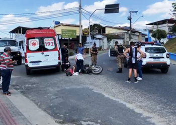 Imagem Do Dia:  Mulher de motocicleta  é atingida  por caminhoneta na descida da Praça do Café, antigo  Morro do Chico Lima em Mantena, veja vídeo