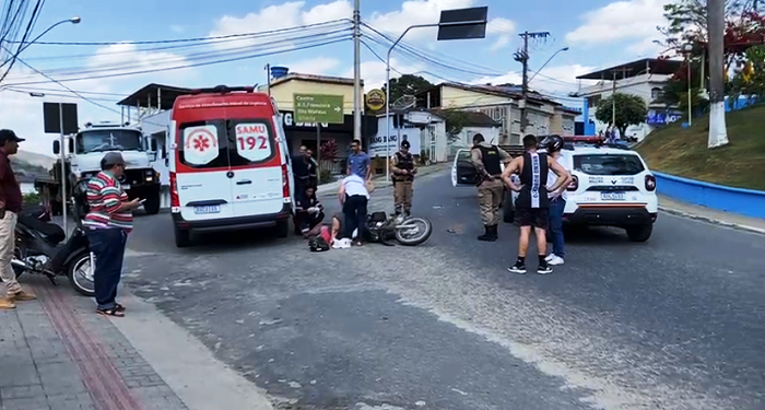 Imagem Do Dia:  Mulher de motocicleta  é atingida  por caminhoneta na descida da Praça do Café, antigo  Morro do Chico Lima em Mantena, veja vídeo