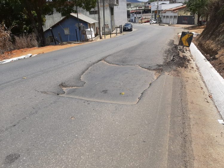 Imagem Da Semana: Buraco no Km 10 da MGC 381  no bairro Esplanada (na chegada de Mantena) faz motoristas desviarem podendo causar acidentes graves
