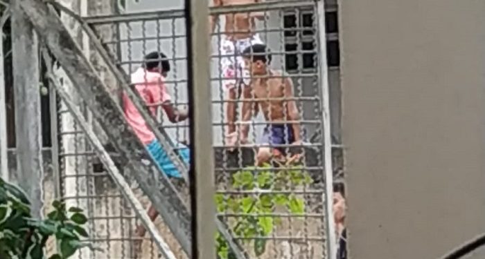 Imagem Do Dia:  Cansados de esperar pelo término das obras crianças pulam o muro e invadem a Creche Escolar Elefante Branco em Mantena