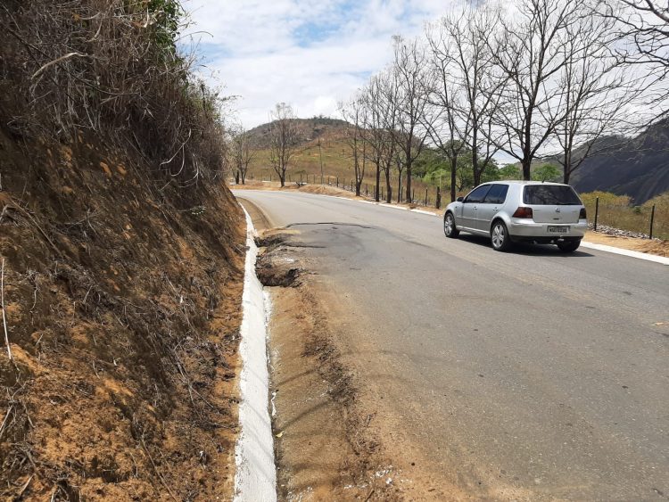 Imagem Da Semana: Buraco no Km 10 da MGC 381  no bairro Esplanada (na chegada de Mantena) faz motoristas desviarem podendo causar acidentes graves