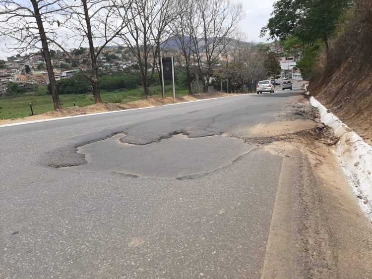 Imagem Da Semana: Buraco no Km 10 da MGC 381  no bairro Esplanada (na chegada de Mantena) faz motoristas desviarem podendo causar acidentes graves