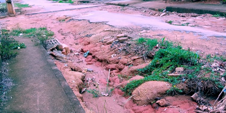 Vejam as fotos: A vergonha continua no bairro Boa Esperança em Mantena. Onde está a administração municipal? Até quando?