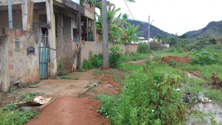 Misericórdia Prefeito! Misto de  lamaçal, pasto, lagoa, mato, atoleiro,  terreirão  e vergonha  são definições para o  bairro Morada Nova em Mantena, veja as fotos