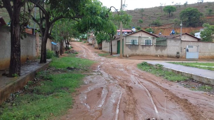 Misericórdia Prefeito! Misto de  lamaçal, pasto, lagoa, mato, atoleiro,  terreirão  e vergonha  são definições para o  bairro Morada Nova em Mantena, veja as fotos