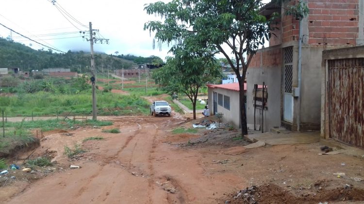 Misericórdia Prefeito! Misto de  lamaçal, pasto, lagoa, mato, atoleiro,  terreirão  e vergonha  são definições para o  bairro Morada Nova em Mantena, veja as fotos