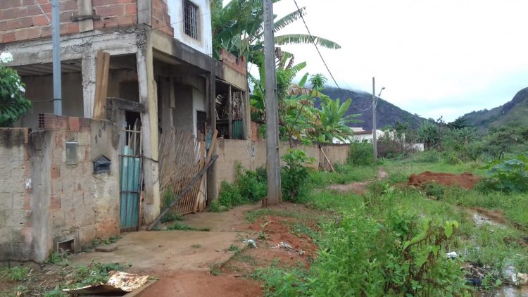 Misericórdia Prefeito! Misto de  lamaçal, pasto, lagoa, mato, atoleiro,  terreirão  e vergonha  são definições para o  bairro Morada Nova em Mantena, veja as fotos