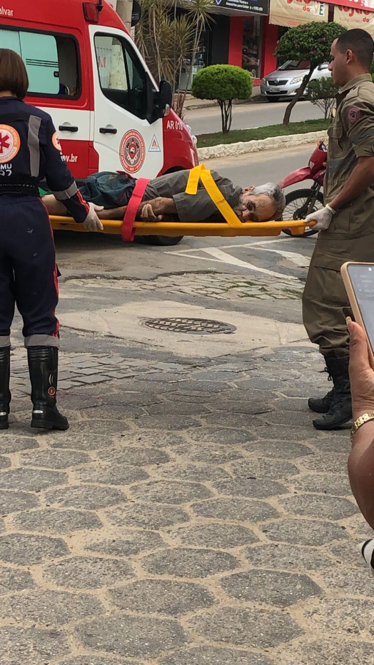 Idoso é atropelado por ônibus da Viação Pretti em Barra de São Francisco,ES, imagens fortes
