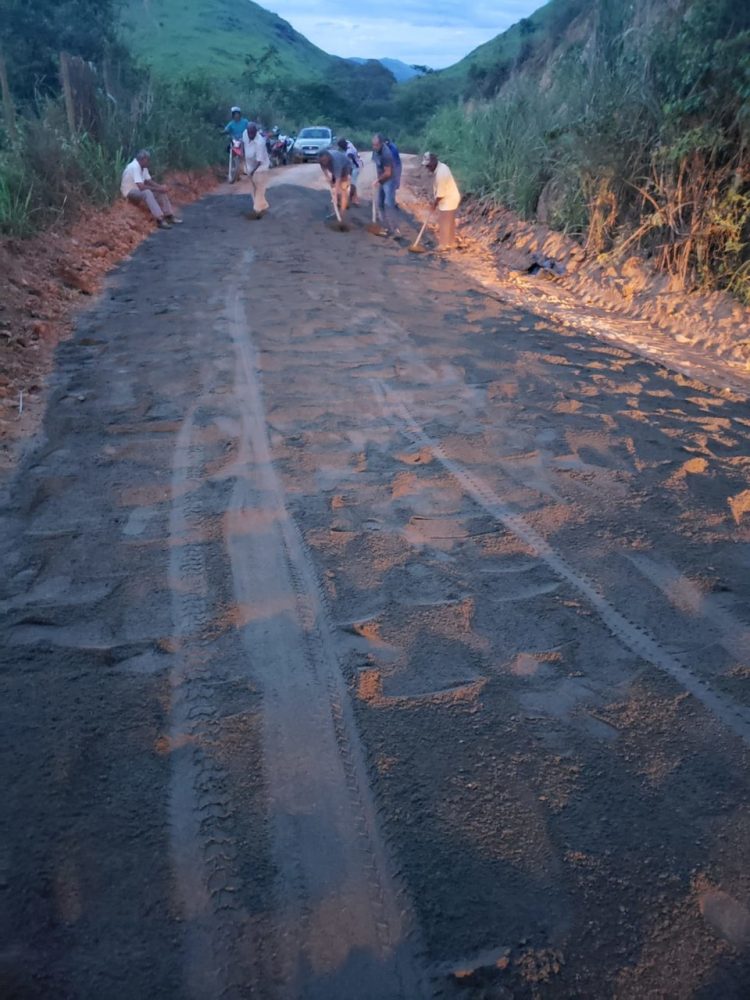 Veja a que ponto chegamos? Comerciante pagou  para limpar beirada de rio  e moradores  fazem vaquinha para cuidar de  estrada do interior de Mantena 