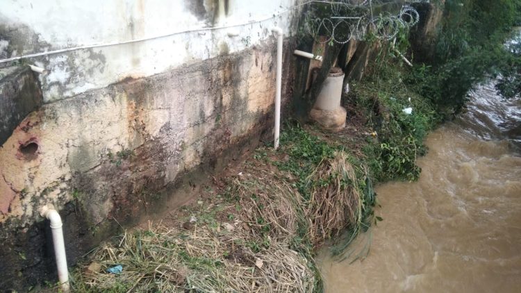 Imagem Do Dia: Cansado de esperar comerciante paga do bolso parte da limpeza do matagal que cercava o Rio São Francisco na ponte do Fórum de Mantena 