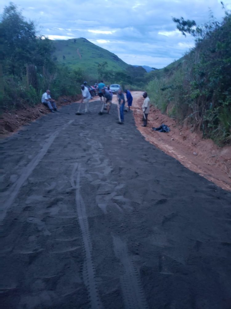 Veja a que ponto chegamos? Comerciante pagou  para limpar beirada de rio  e moradores  fazem vaquinha para cuidar de  estrada do interior de Mantena 