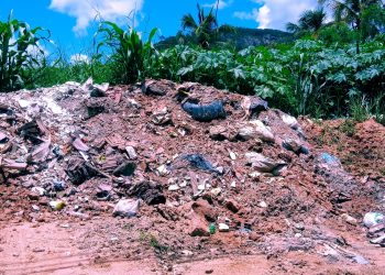 Meio Ambiente: Que vergonha! Rua Rafael de Carvalho virou o novo “Lixão Municipal” em Mantena 