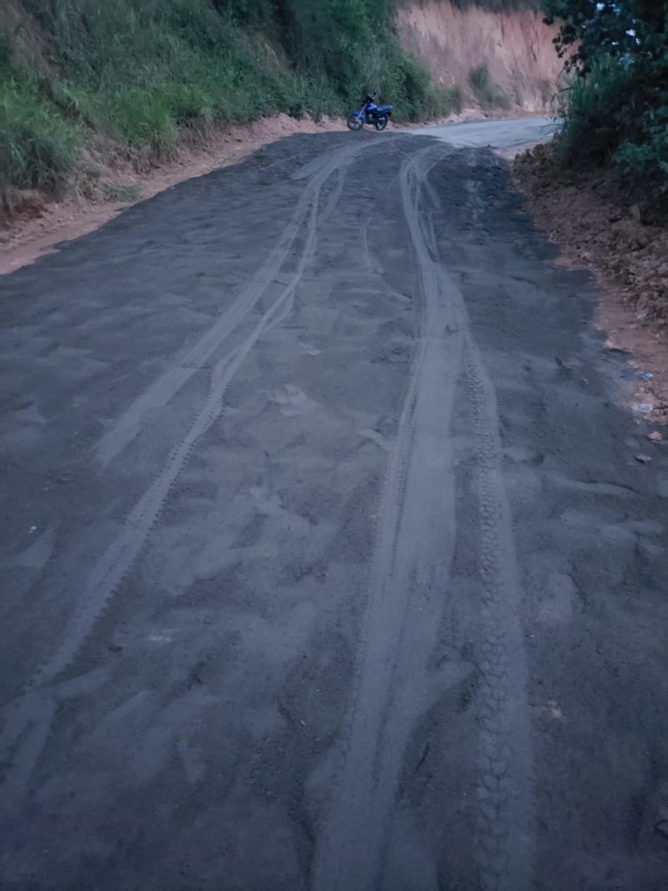 Veja a que ponto chegamos? Comerciante pagou  para limpar beirada de rio  e moradores  fazem vaquinha para cuidar de  estrada do interior de Mantena 