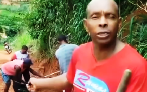 Situação caótica das estradas da Zona Rural faz com que população “coloque a mão na massa” ante a inércia da administração de Mantena, dormindo ou acordado?