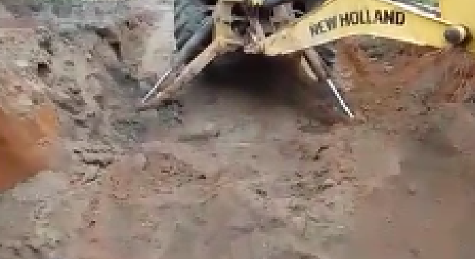 População faz vaquinha e contrata maquina particular para arrumar estrada de Limeira para Mantena 